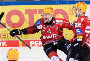 So schön kann das Jubeln sein: Jan Urbas und die Pinguins wollen auch gegen Augsburg und Straubing punkten.