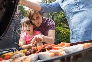 So schützen Eltern ihre Kinder vor Grill-Unfällen
