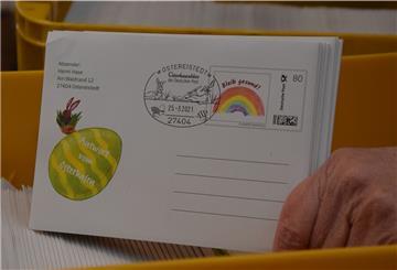 So sehen die Umschläge für die Antwortbriefe des Osterhasen an die Kinder aus. Bis zum Fest sollen 100.000 verschickt werden.