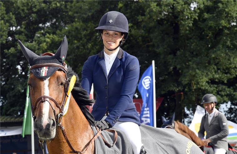 21-jährige Alexa Stais triumphiert im Großen Preis bei den Elmloher Reitertagen So sehen Sieger aus: Alexa Stais hat mit Bejerglunds Cuba den Großen Preis bei den Elmloher Reitertagen gewonnen.