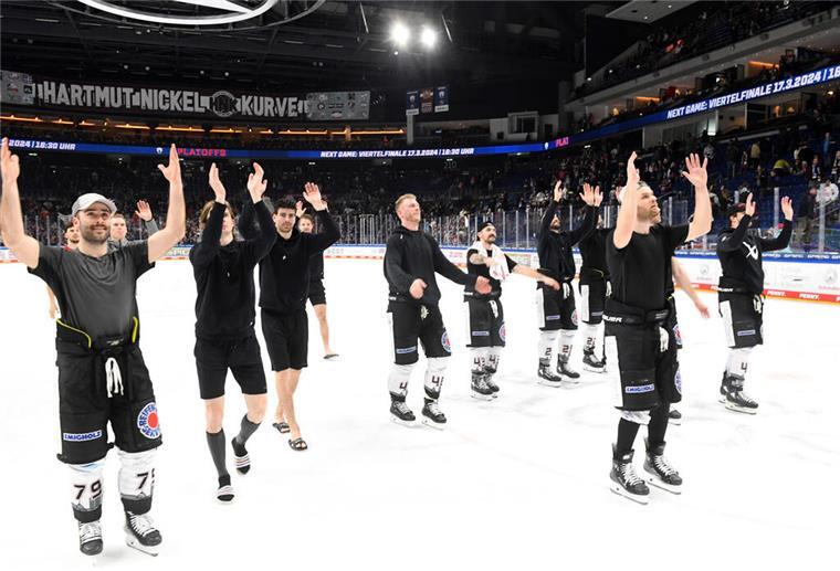 So sehen Sieger aus: Die Spieler der Fischtown Pinguins bedanken sich nach dem Spiel in Berlin und dem erreichten Hauptrundensieg bei ihren mitgereisten Fans für die Unterstützung.