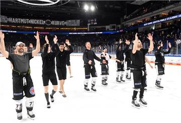 So sehen Sieger aus: Die Spieler der Fischtown Pinguins bedanken sich nach dem Spiel in Berlin und dem erreichten Hauptrundensieg bei ihren mitgereisten Fans für die Unterstützung.