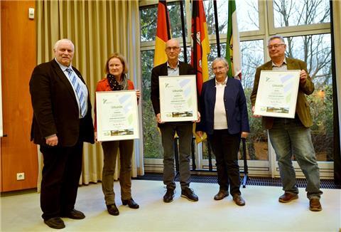 So sehen Sieger aus: Ellen Frank (2. von rechts) und Dieter Oldenbüttel (Mitte) aus Neuenwalde freuten sich über Platz eins, Wehdel mit Ortsbürgermeister Horst Schütte (rechts) über Platz zwei sowie die Schwegener Heino Rabe und Anke Lusch über den dritten Platz.
