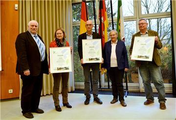 So sehen Sieger aus: Ellen Frank (2. von rechts) und Dieter Oldenbüttel (Mitte) aus Neuenwalde freuten sich über Platz eins, Wehdel mit Ortsbürgermeister Horst Schütte (rechts) über Platz zwei sowie die Schwegener Heino Rabe und Anke Lusch über den dritten Platz.