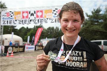 So sehen Sieger aus. Viola Riechert war bei den 8 Kilometern der Frauen siegreich. Foto: Leuschner