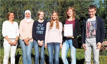So sehen Sieger aus: v.l. Schulleiterin Isabella Grüninger, Yasmin Haider, Judith Raabe, Johanna Schröder, Anneke Pohle und Marco Sund. Es fehlt Anna-Lena Balzer.