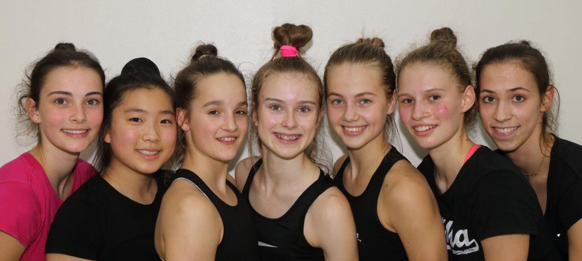 So sehen Sieger aus: Zum erfolgreichen Team der Rhythmischen Sportgymnastik von Bremen 1860 gehören Jule Scheffer (Bremen 1860, von links), Haruka Kodama (TV Eiche Horn), Sandy Kruse (Bremen 1860), Jo-Emma Reppenhagen, Emilia Teljukina (beide OSC Bremerhaven), Lillie Schupp (Blumenthaler TV) und Julia Stavickaja (Bremen 1860, Olympiateilnehmerin 2016).