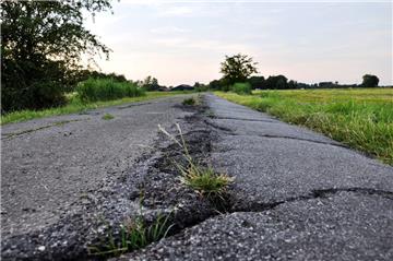 So sehen viele Wirtschaftswege in Butjadingen aus. Die Flurbereinigung bietet die Chance, dass das besser wird.