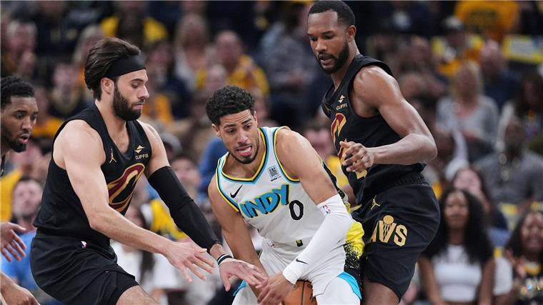 So sehr sich die Cavaliers bemühten, Haliburten (Mitte) und die Pacers bekamen sie nicht in den Griff.