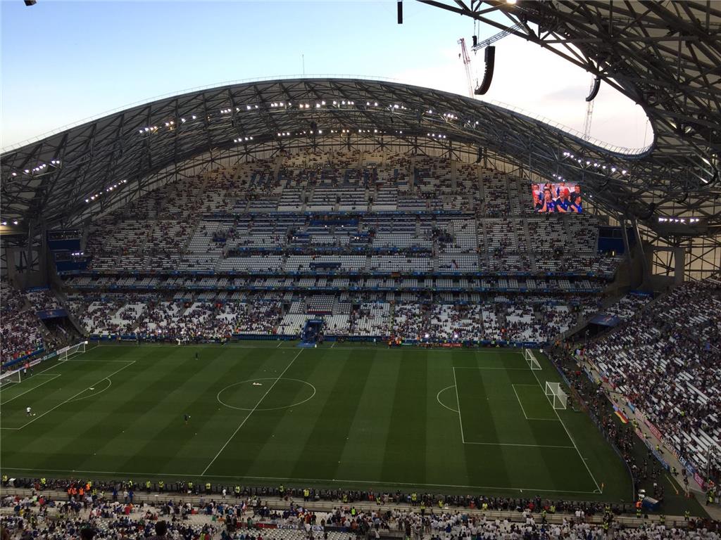 So sieht der Blick auf den Platz in Marseille kurz vor dem Anpfiff aus.