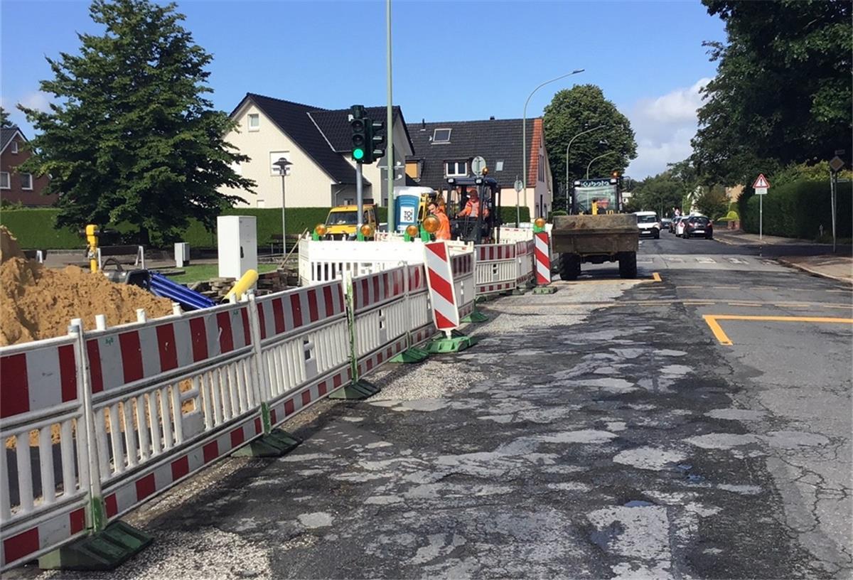 Leherheide: Mecklenburger Weg wird 2021 neu gebaut So sieht der Leherheider Mecklenburger Weg seit 1958 aus. 2021 wird die Straße zwischen Debstedter Weg und Otto-Oellerich-Straße auf rund 600 Metern komplett neu gebaut. Zurzeit schon verlegt Wesernetz entlang der Südseite eine neue Gasleitung.