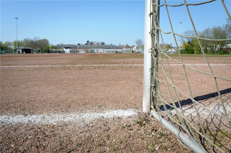 Hier sollen bald in Bremerhaven neue Kunstrasenplätze stehen So sieht der Platz vom TSV Wulsdorf jetzt noch aus. Doch bald wird auf der Fläche der neue Kunstrasenplatz gebaut.