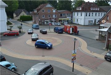 So sieht die Piazza derzeit aus: Das einstige Vorzeigeprojekt ist nicht mehr als ein Kreisel mit schmucken Klinkersteinen.