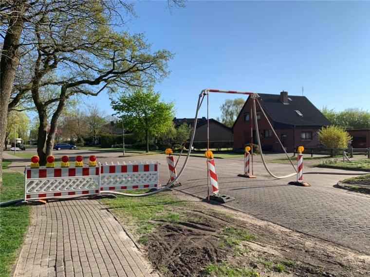 In Lunestedt: Freibad voll – Bürger stehen ohne Wasser da So sieht die Schlauchhochbrücke an der Straße am Dorphuus aus. Über diese Konstruktion wird das Lubibad in Lunestedt befüllt.
