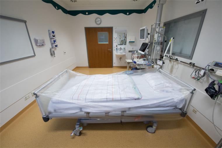 Zweiter Coronaverdacht in Bremerhaven - Behörde gibt Entwarnung So sieht ein Isolierzimmer an der Unimedizin Greifswald aus: Ein Bremerhavener Hafenarbeiter ist im Klinikum Mitte auch isoliert worden,.