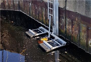 So sieht ein Seabin aus – eine Art Eimer filtert Müll von der Wasseroberfläche.