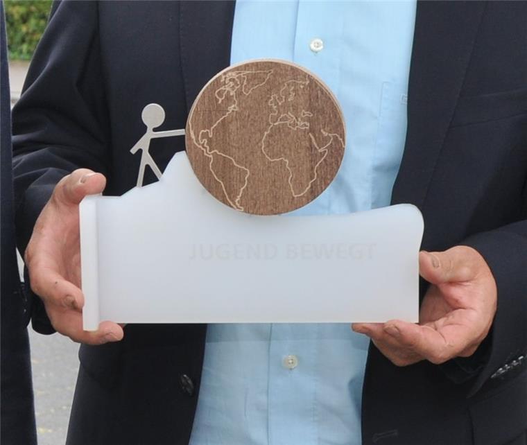 "Jugend bewegt": Rotary-Preis für vorbildliche junge Leute So sieht er aus, der erstmals zu vergebende Preis "Jugend bewegt" des Rotary-Clubs Bremervörde-Zeven. Neben dem Pokal gibt es Geldprämien für vorbildlich engagierte Jugendliche.