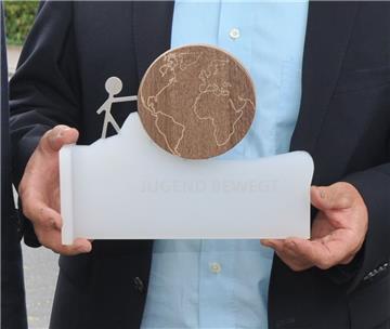 So sieht er aus, der erstmals zu vergebende Preis "Jugend bewegt" des Rotary-Clubs Bremervörde-Zeven. Neben dem Pokal gibt es Geldprämien für vorbildlich engagierte Jugendliche.