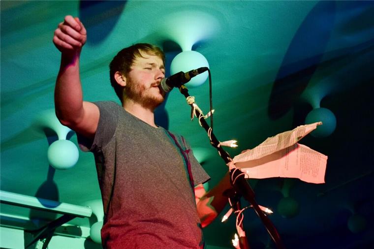 So sieht es aus, wenn August Klar zum Poetry Slam antritt. Am 16. und 17. Juni will er Workshop-Teilnehmern in Tarmstedt Mut machen, es auch mal auszuprobieren.  