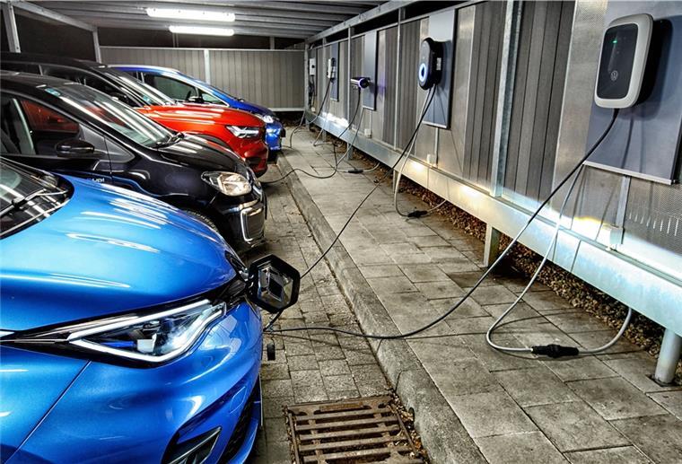 Ladestation für E-Autos: ADAC testet Wallboxen So sieht es aus, wenn der ADAC Wallboxen testet. Von sechs Modellen schnitten vier mit „gut“, eins „befriedigend“ und eins „mangelhaft“ ab. Tipp: Man sollte auch den Standby-Verbrauch der Ladestationen im Blick haben.