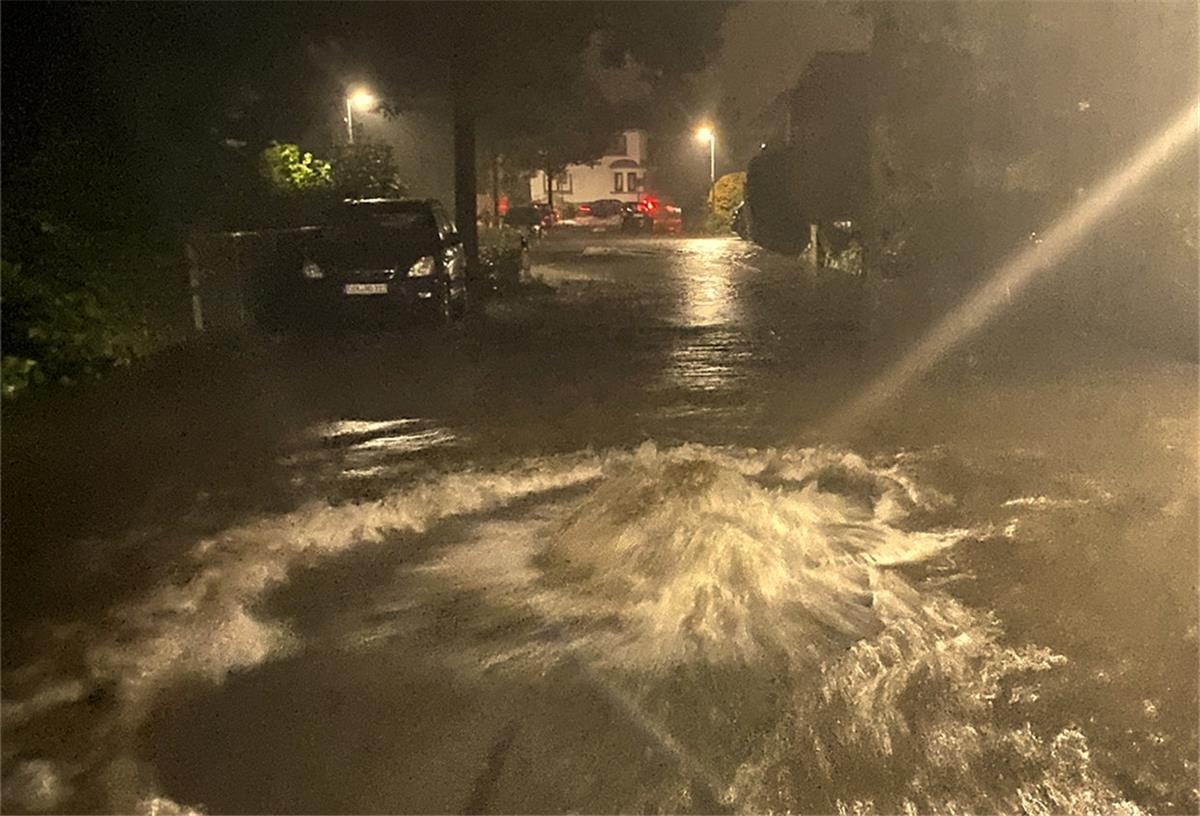 Bei Starkregen „tanzen“ die Gullydeckel in Langen Starkregen lässt die Gullydeckel "tanzen"