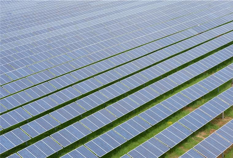 So sieht es heute an vielen Autobahnen und Bahnlinien aus: Solarparks, so weit das Auge reicht. Jetzt könnte auch die erste Fotovoltaik-Freiflächenanlage in der Börde Sittensen entstehen. In Tiste möchte ein Investor Flächenmodule entlang der Bahnlinie Richtung Herwigshof aufstellen. 