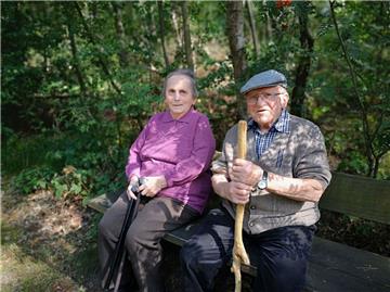 So sieht man Friedhelm und Anneliese Kaiser häufig: Beim Spaziergang durch den Wald rasten sie auf einer Bank. Heute feiern die Eheleute Diamantene Hochzeit mit Familie und Nachbarn. 