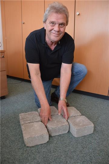 So sollen die neuen Steine verlegt werden: Teamleiter Peter Wehmeyer in Aktion