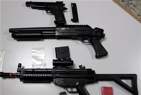  Täuschend echt aussehende Softair-Waffen. 