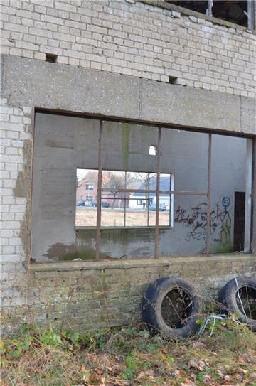 So trist sieht‘s aus an der  Ortsdurchfahrt in Tarmstedt. Das Foto zeigt den Blick durch die Ruine an der Bremer Landstraße, die einst Teil des Kalksandsteinwerks war.  