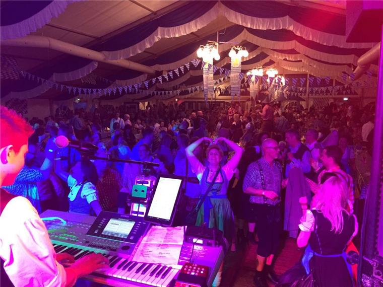 So viel Spaß hatten die Gäste beim Oktoberfest in Bremerhaven letztes Jahr. Die Veranstaltung im September muss aufgrund zu hoher Kosten jetzt abgesagt werden.