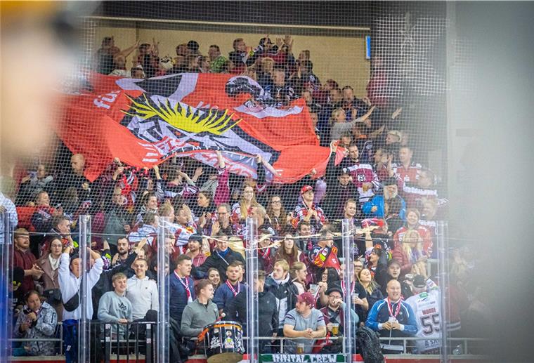 Pinguins starten Ticketverkauf für Magentasport-Cup So volle Tribünen wird es beim ersten Heimspiel seit acht Monaten nicht werden, aber die Pinguins hoffen auf immerhin 1500 Zuschauer in der Eisarena.