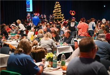 So war das beim letzten Bremerhavener Nikolaus-Schmaus 2019: In der Stadthalle speisten knapp 1000 Menschen, die sich ein tolles Festmahl sonst nicht hätten erlauben können. Und auch 2019 