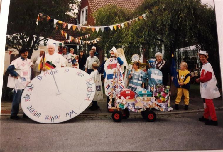 Menschen feiern das Heidjerfest.