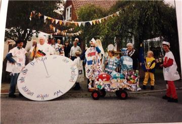Menschen feiern das Heidjerfest.