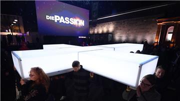 So war es in Kassel: Ein leuchtendes Kreuz wird bei der RTL-Oster-Produktion „Die Passion“ getragen. (Archivbild)