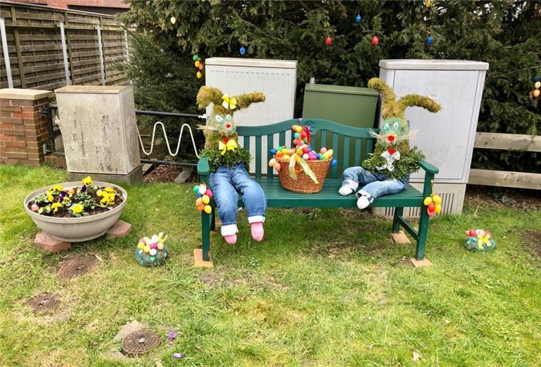 So waren das Osterhasenmädchen und der Osterhasenjunge geschmückt worden. Bärbel Bremer und Hedwig Tegeler hatten viel Liebe in die Figuren gesteckt.