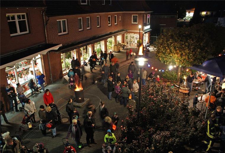 Menschen treffen sich am Abend in der Zevener Innenstadt. Es wird gegrillt. Es ist eine Feuertonne zu sehen.