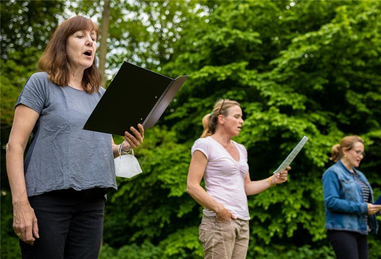 So wie bei diesem Chor aus Hannover könnte der Live-Auftritt im eigenen Garten aussehen.