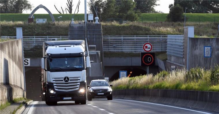So wie der Wesertunnel jetzt ist, ist er als A 20-Tunnel ungeeignet. Die Landesstraßenbaubehörde will ihn darum mit großem Aufwand umbauen lassen. Damit will sie im Winter 2020/2021 beginnen. Während des monatelangen Umbaus wird jeweils eine Röhre gesperrt sein.