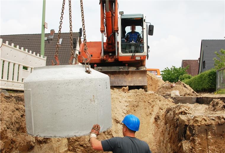 So wie hier auf dem Foto dürfte es bald auch in Heerstedt aussehen. 130 Haushalte in dem Dorf bekommen einen Kanalanschluss.