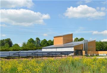 So wie im oberfränkischen Hallerndorf (Foto) könnte das Energiewerk auf den „Amtswiesen“ in Bad Bederkesa aussehen. Dort soll bis Ende März 2022 ein Heizwerk anfallendes Grüngut in Energie umwandeln, eine Solaranlage soll Strom erzeugen.