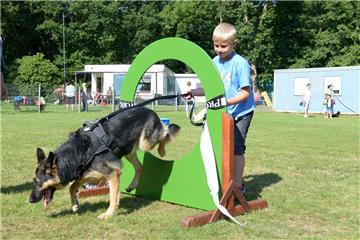 So wie Marc  hier mit Hündin Mara übt, können Kinder am 24. Juli bei Polizeihundeverein am Vieländer Weg mit den Spezialhunden trainieren. 