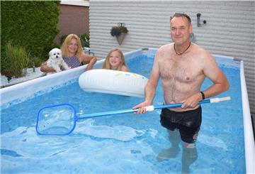 So wie Michaela (links), Leonie und Stephan Peters haben sich viele mit eigenem Garten einen Pool zugelegt.