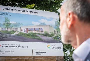 So wird das neue Hospiz Geestland aussehen, auch wenn es jetzt in Holzrahmenbauweise erstellt wird. Rolf Sünderbruch von der DRK-Stiftung blickt auf die Bauansicht des geplanten Gebäudes.