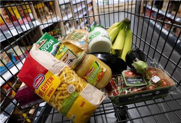 Ein Preisschild von Paprikas aus den Niederlanden hängt an der Obsttheke in einem Supermarkt. (zu dpa: «Verbraucherverband für mehr Klarheit bei Lebensmittelpreisen»)