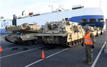 So wird es nun wieder im Überseehafen aussehen: Jede Menge Panzer werden verladen. Das Foto ist von Januar 2017. 