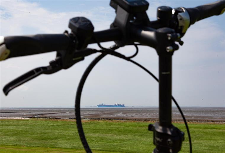 So wünschen es sich Einheimische und Urlauber: Radfahren mit freiem Blick auf das Wattenmeer an der Wurster Nordseeküste. 