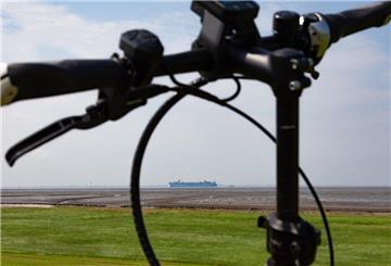 So wünschen es sich Einheimische und Urlauber: Radfahren mit freiem Blick auf das Wattenmeer an der Wurster Nordseeküste. 