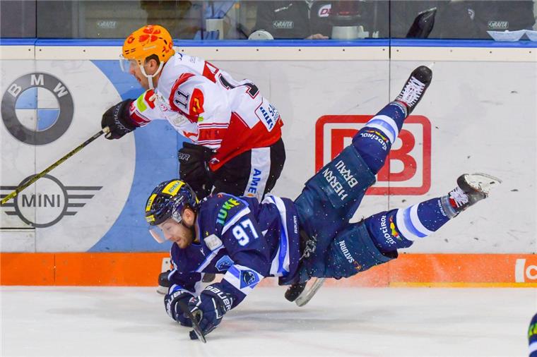 So zweikampfstark wie hier Cory Quirk (links) gegen Simon Schütz zeigten sich die Fischtown Pinguins über weite Strecken beim ERC Ingolstadt.